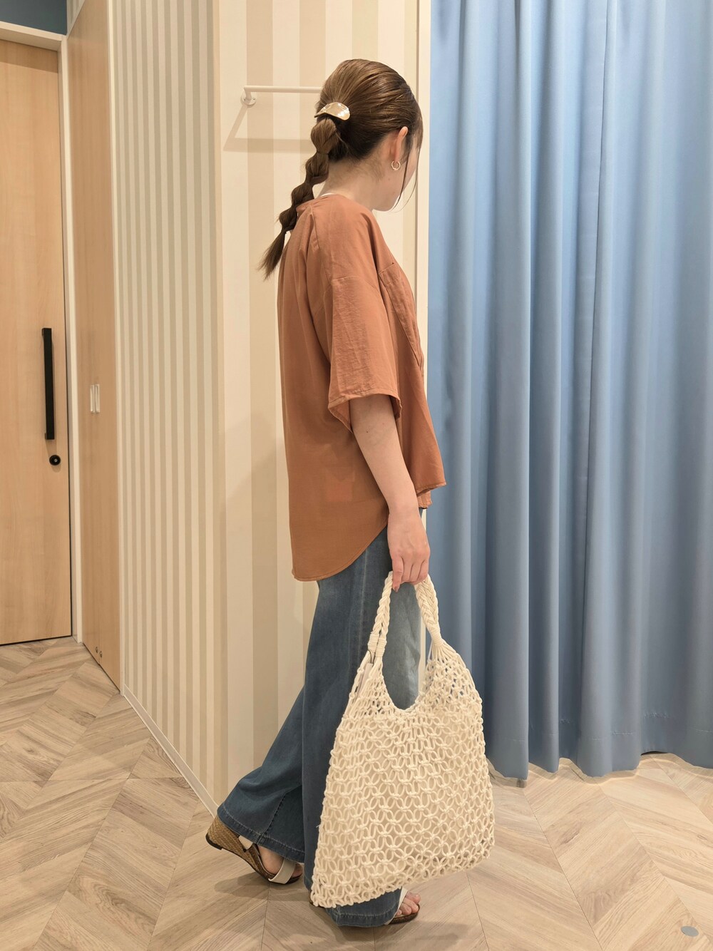 ホワイト系のTシャツ/カットソー、オレンジ系のシャツ/ブラウス、ブルー系のその他パンツを着用したレディースの春コーディネートの2枚目の写真
