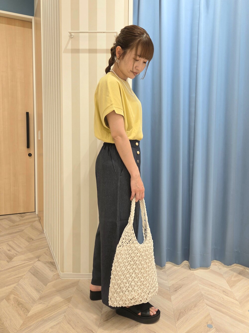 イエロー系のTシャツ/カットソー、ブルー系のその他パンツ、ブラック系のサンダルを着用したレディースの夏コーディネートの2枚目の写真