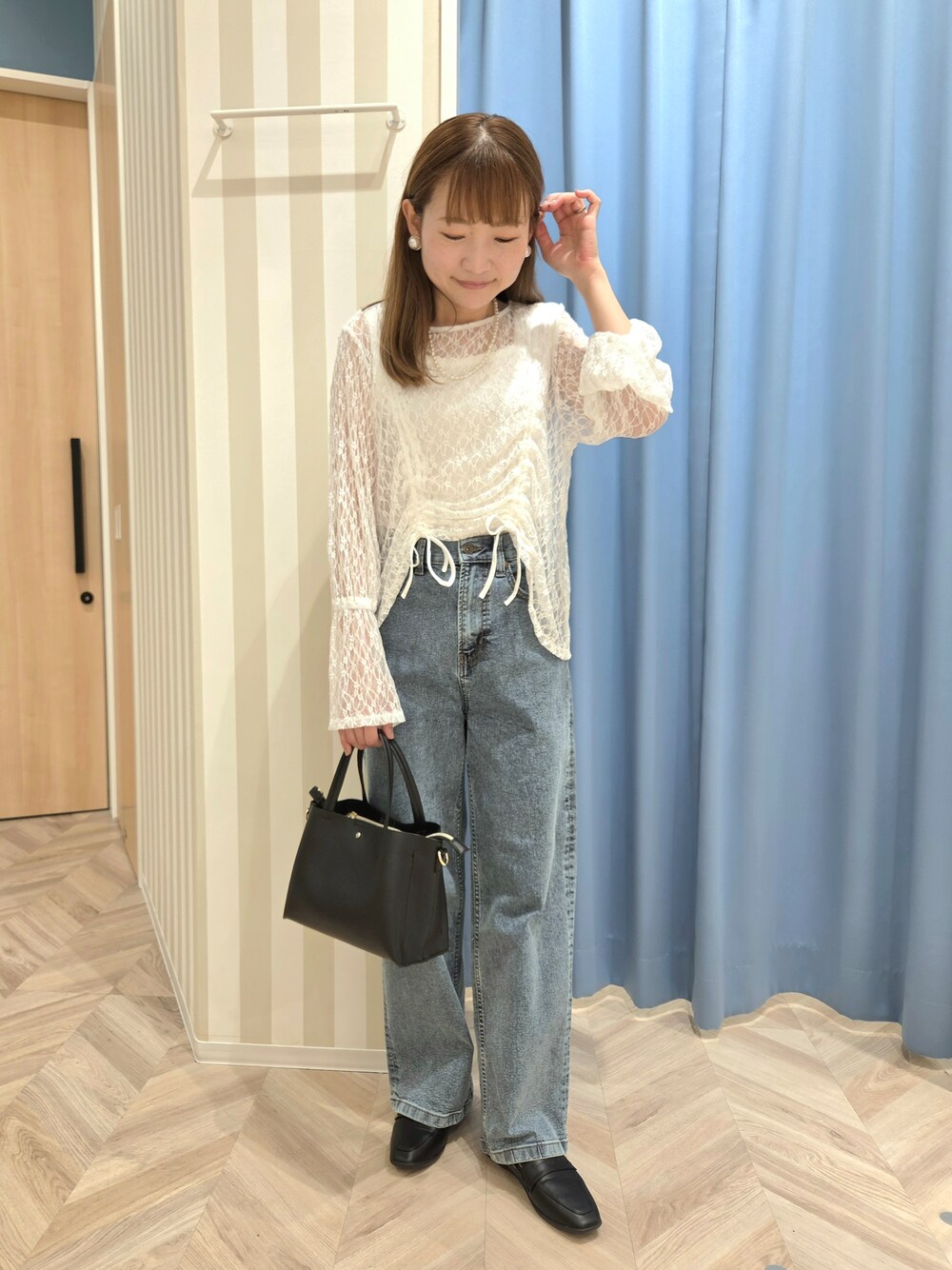 ホワイト系のTシャツ/カットソー、ホワイト系のタンクトップ、ブルー系のデニムパンツを着用したレディースの秋コーディネートの5枚目の写真