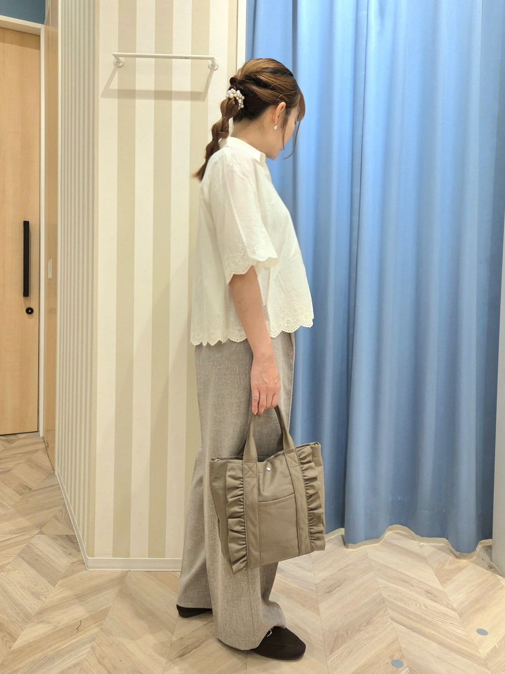 ホワイト系のシャツ/ブラウス、ブラウン系のその他パンツ、ブラウン系のその他シューズを着用したレディースの夏コーディネートの4枚目の写真