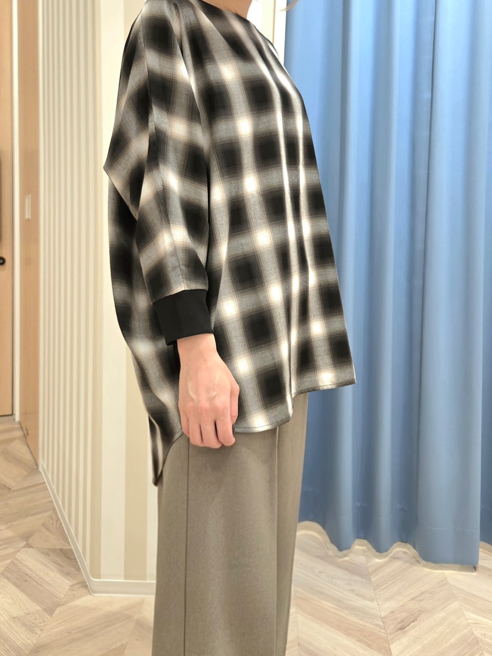 グレー系のシャツ/ブラウス、ベージュ系のその他パンツ、ブラック系のパンプスを着用したレディースの秋コーディネートの9枚目の写真