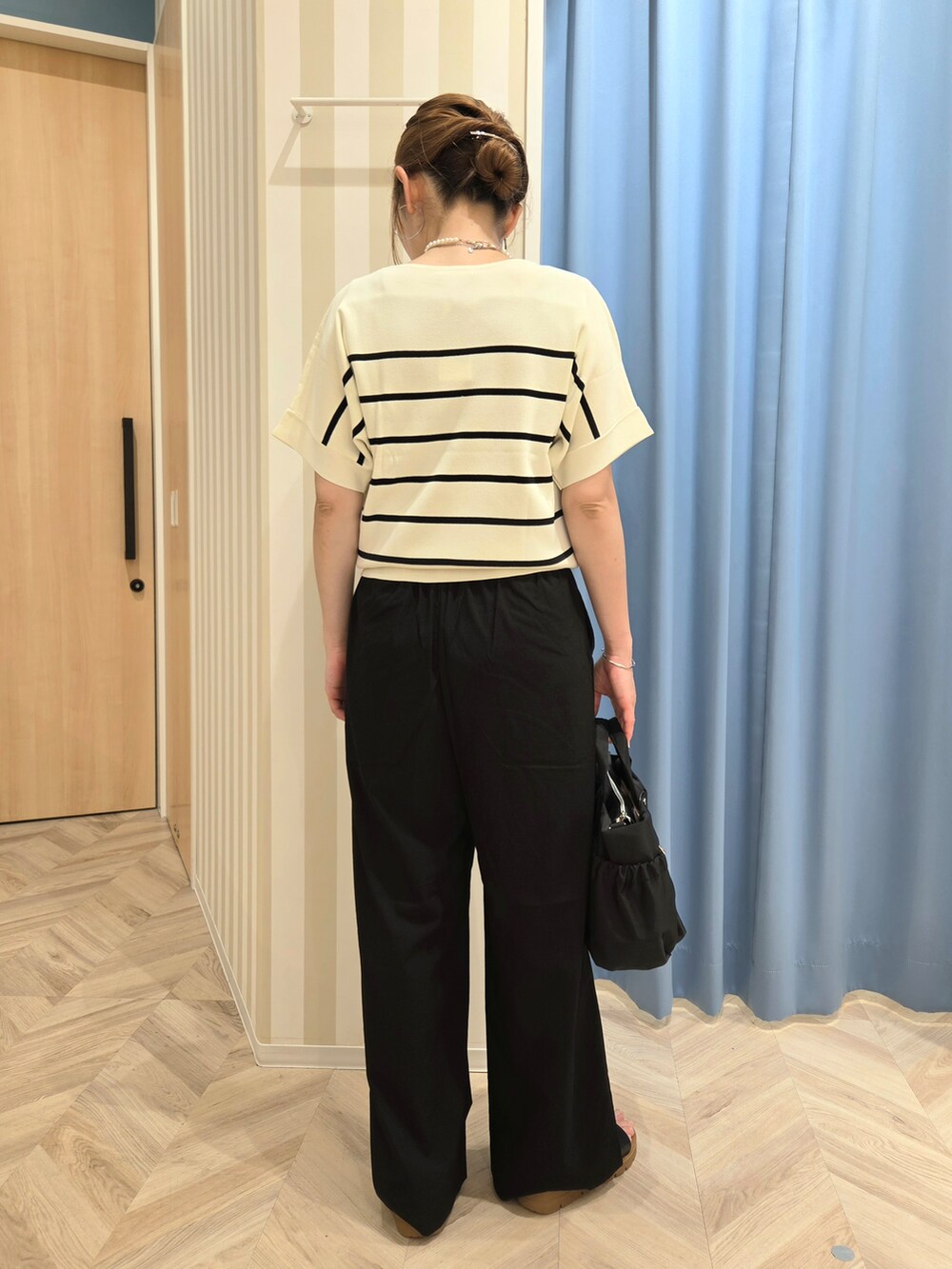 ベージュ系のニット/セーター、ブラック系のその他パンツ、ブラック系のサンダルを着用したレディースの春コーディネートの3枚目の写真