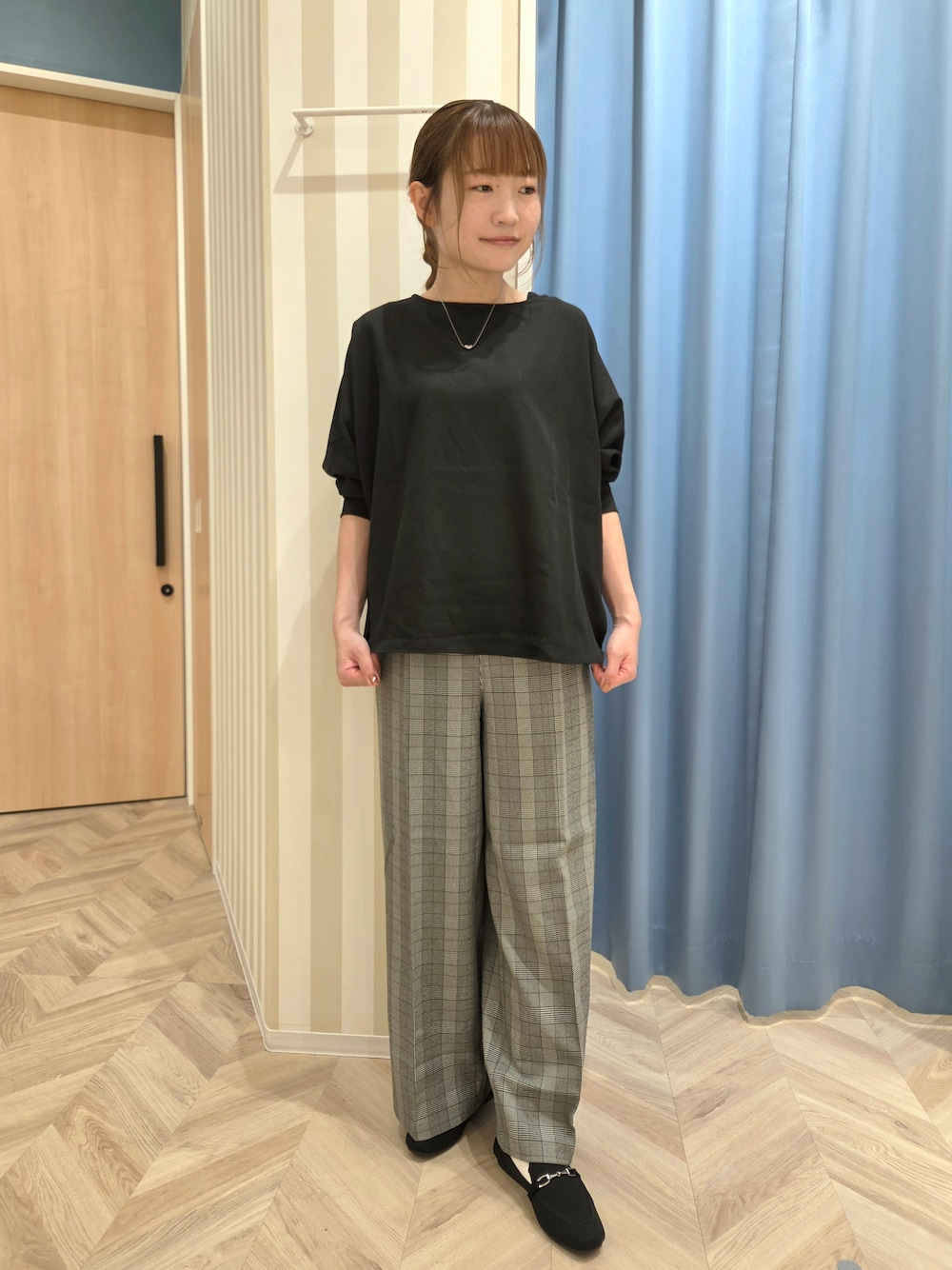 ブラック系のシャツ/ブラウス、グレー系のその他パンツ、ブラック系のその他シューズを着用したレディースの秋コーディネートの5枚目の写真