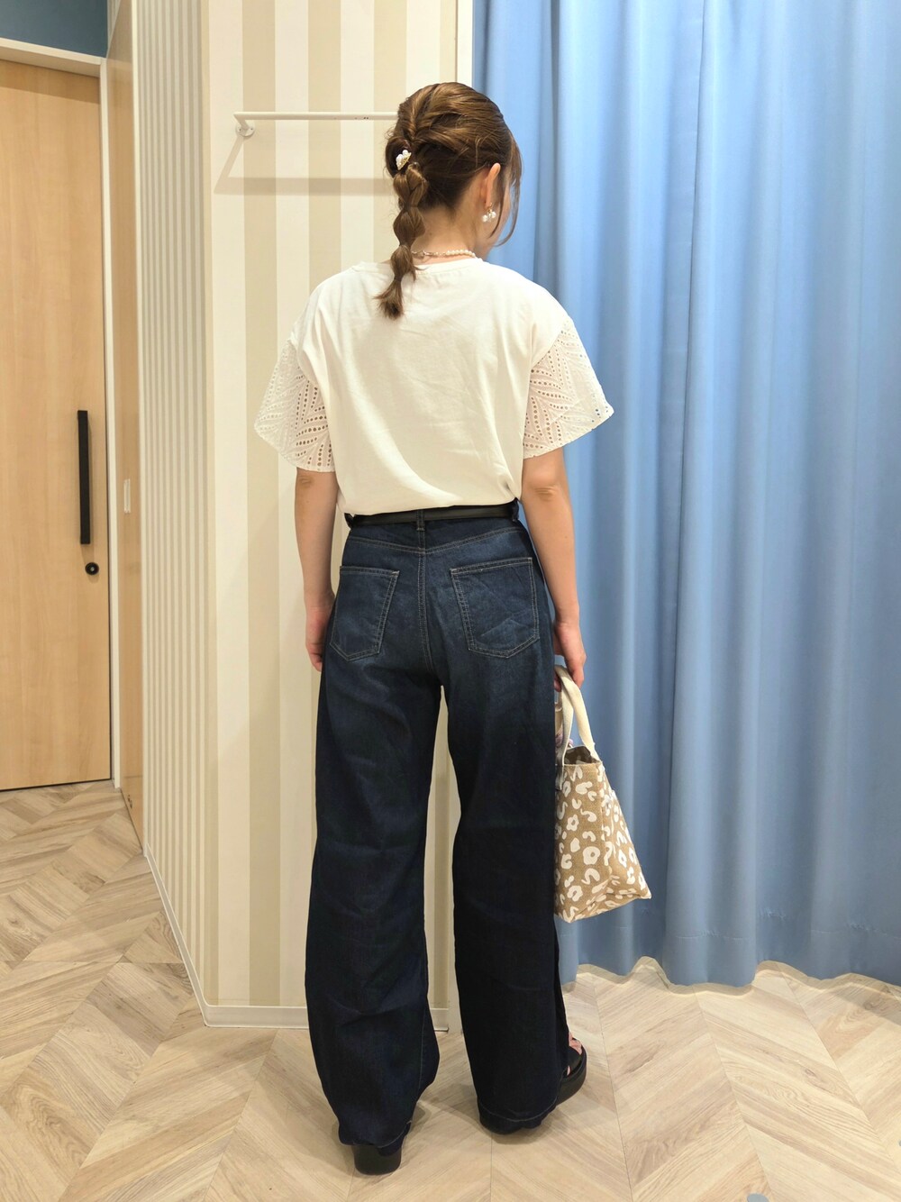 ホワイト系のTシャツ/カットソー、ブルー系のその他パンツ、ブラック系のサンダルを着用したレディースの夏コーディネートの3枚目の写真