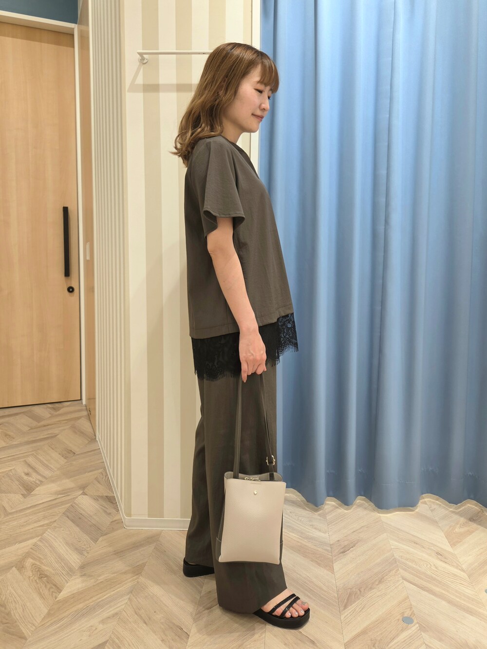 ブラウン系のシャツ/ブラウス、ブラウン系のその他パンツ、ブラック系のサンダルを着用したレディースの夏コーディネートの2枚目の写真