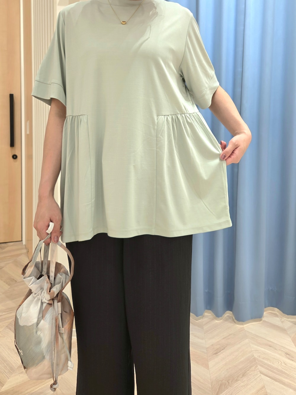 グリーン系のTシャツ/カットソー、ベージュ系のショルダーバッグを着用したレディースの夏コーディネートの5枚目の写真