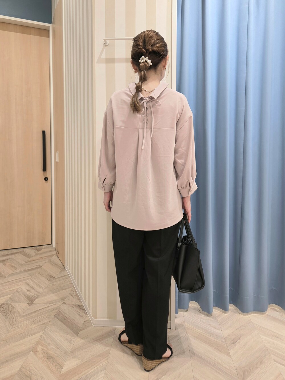 ピンク系のシャツ/ブラウス、ブラック系のその他パンツ、ブラック系のサンダルを着用したレディースの春コーディネートの3枚目の写真