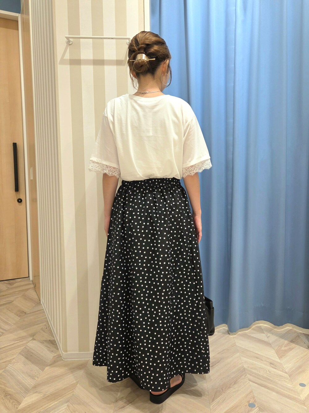 ホワイト系のTシャツ/カットソー、ブラック系のスカート、ブラック系のサンダルを着用したレディースの夏コーディネートの5枚目の写真