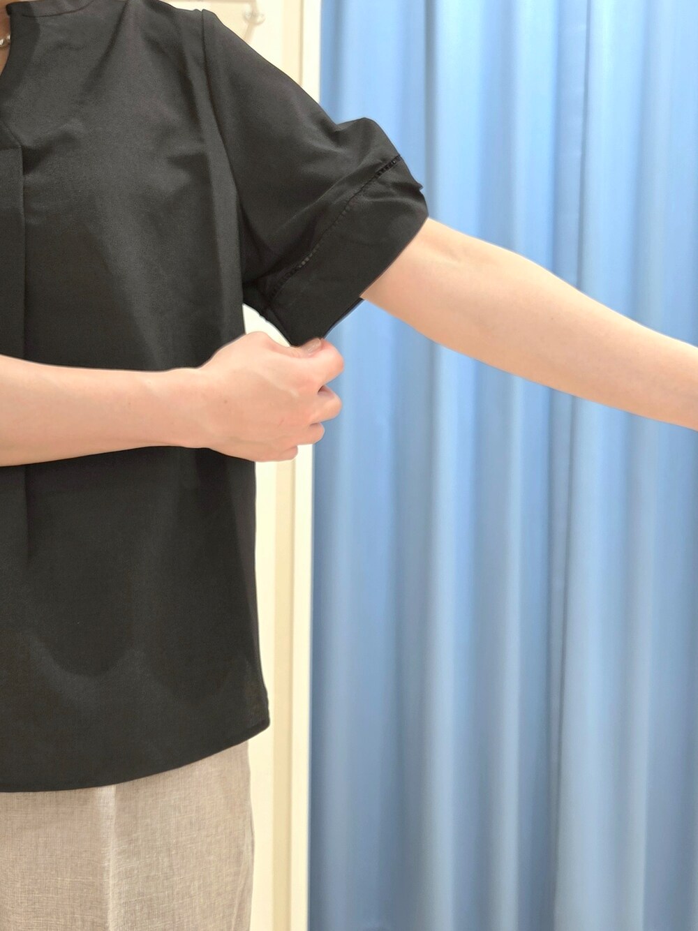 ブラック系のシャツ/ブラウス、ブラウン系のその他パンツ、シルバー系のショルダーバッグを着用したレディースの夏コーディネートの5枚目の写真