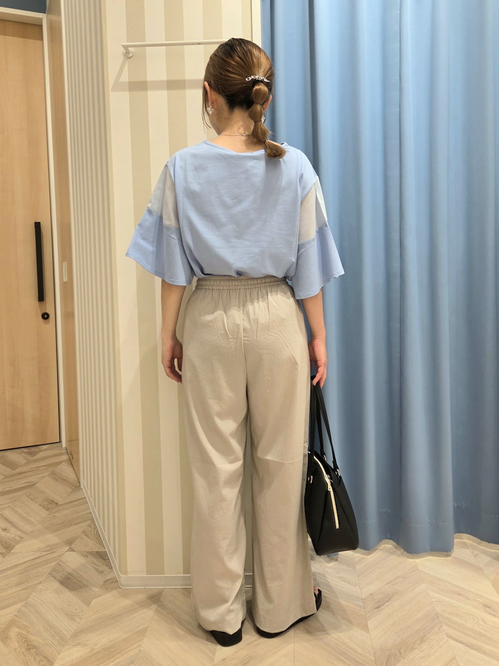 ブルー系のTシャツ/カットソー、ベージュ系のその他パンツ、ブラック系のサンダルを着用したレディースの春コーディネートの3枚目の写真