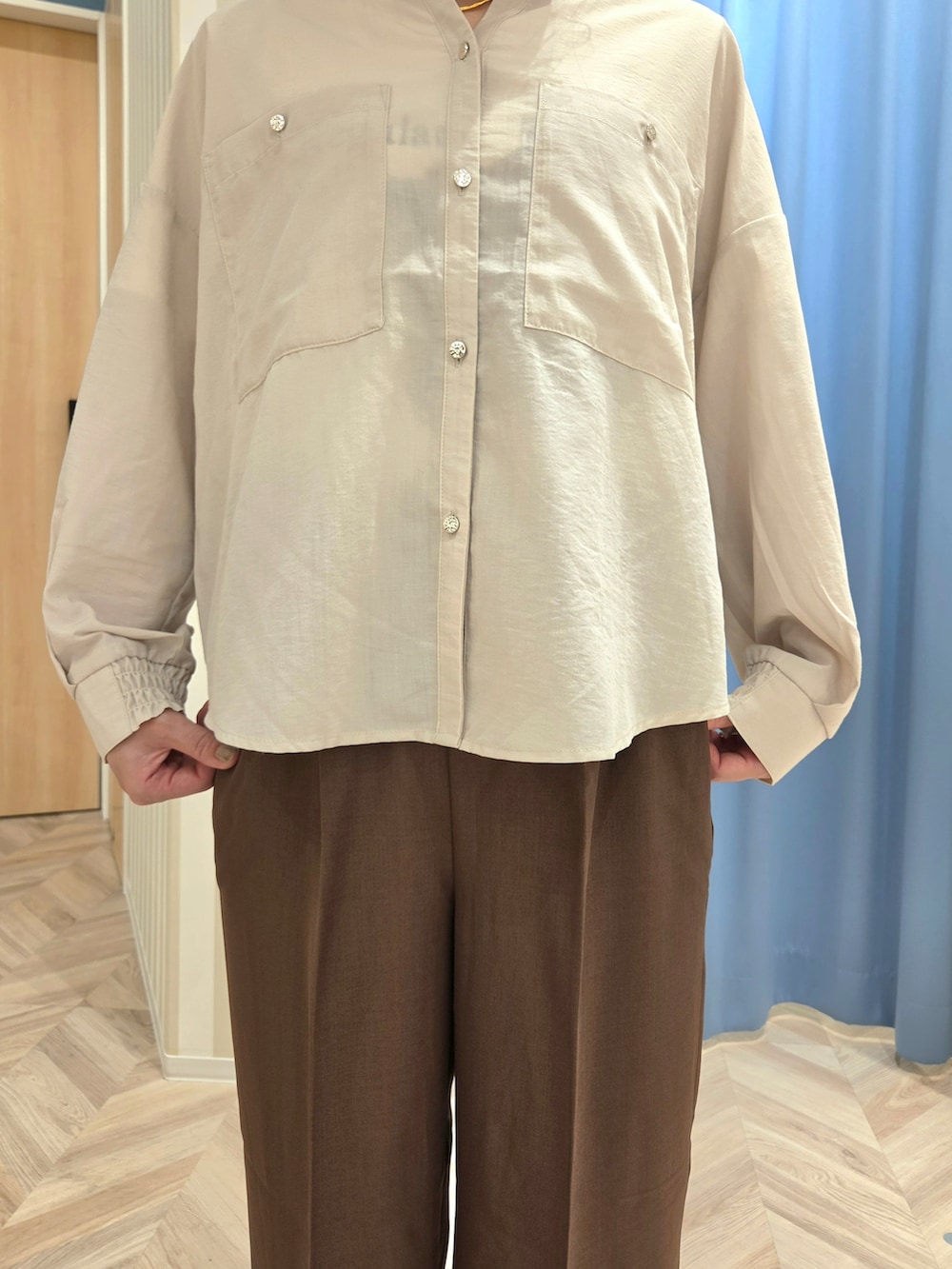 ベージュ系のシャツ/ブラウス、ホワイト系のTシャツ/カットソー、ブラウン系のその他パンツを着用したレディースの秋コーディネートの8枚目の写真