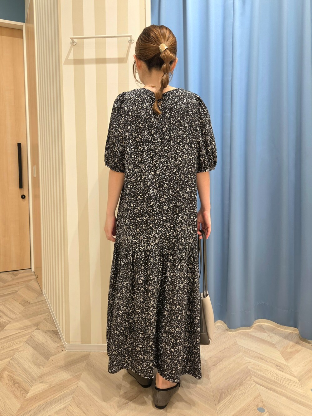 ブラック系のワンピース、ブラック系のその他シューズ、グレー系のショルダーバッグを着用したレディースの夏コーディネートの4枚目の写真