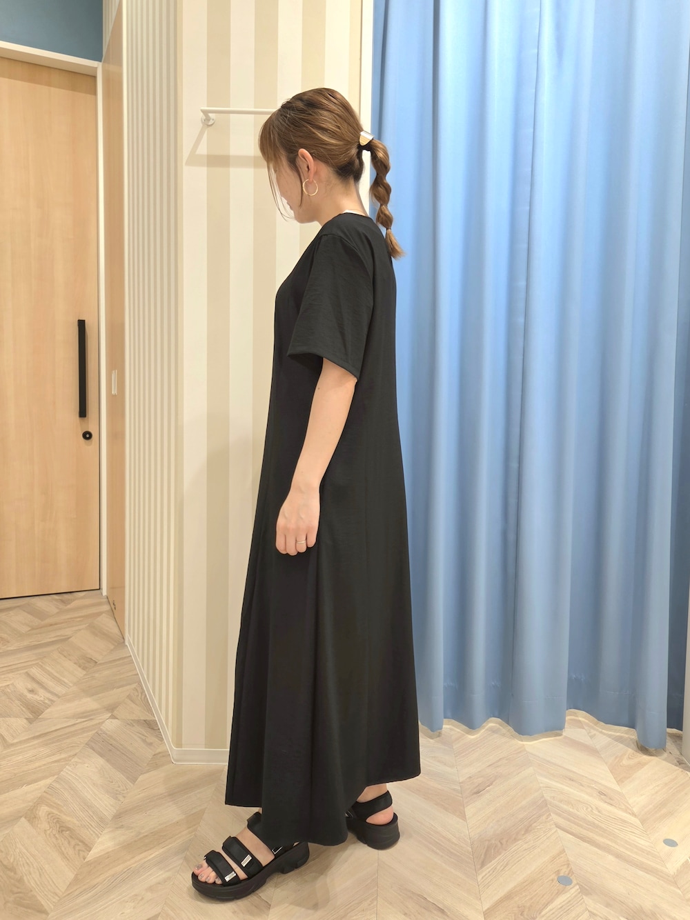 ホワイト系のカーディガン/ボレロ、ブラック系のワンピース、ブラック系のサンダルを着用したレディースの夏コーディネートの5枚目の写真
