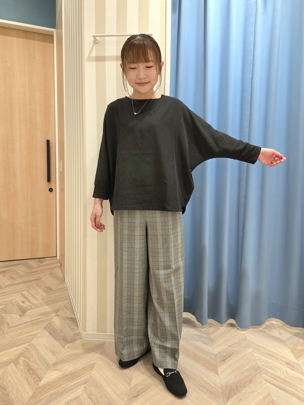 ブラック系のシャツ/ブラウス、グレー系のその他パンツ、ブラック系のその他シューズを着用したレディースの秋コーディネートの6枚目の写真