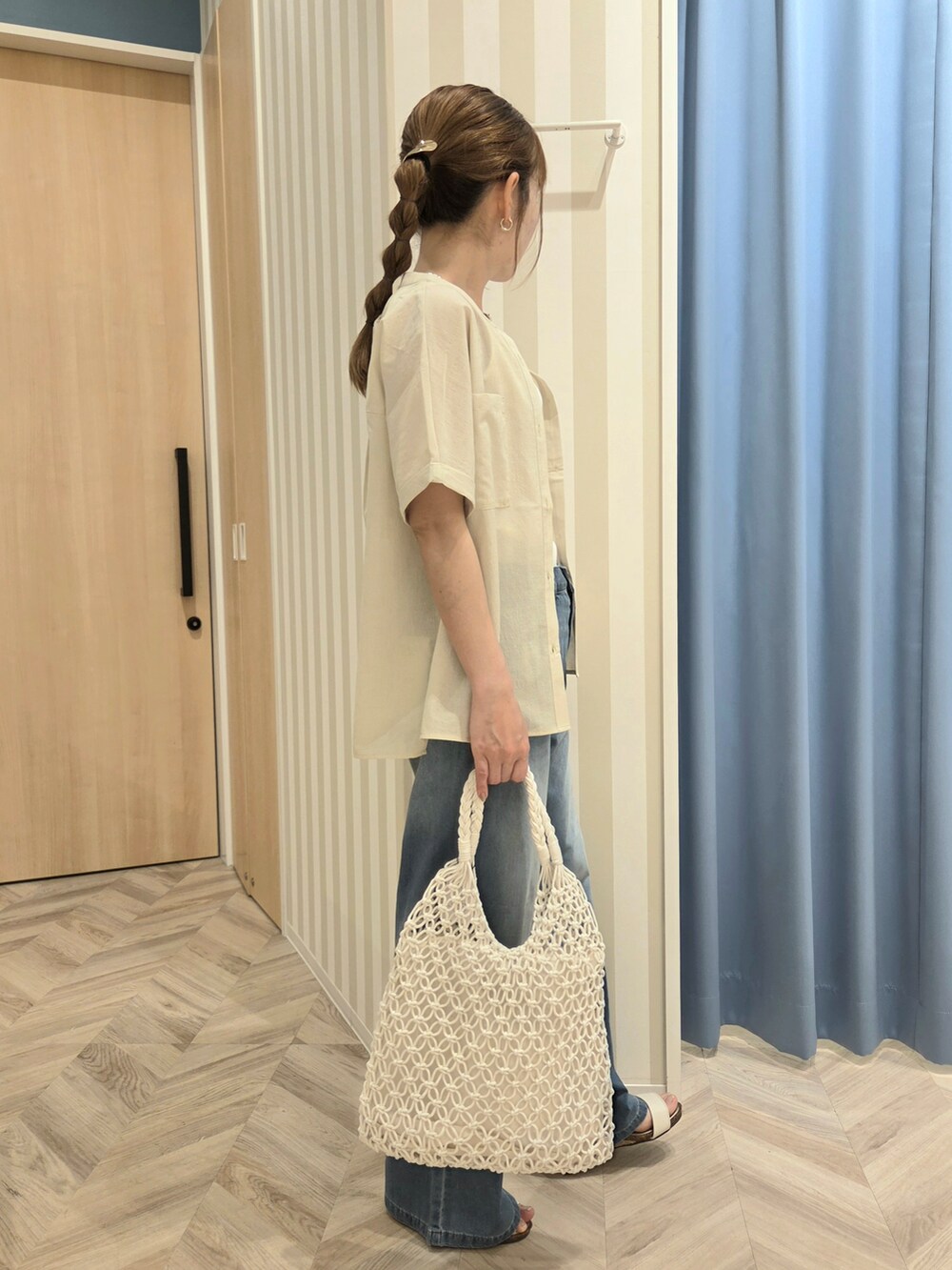 イエロー系のシャツ/ブラウス、ホワイト系のタンクトップ、ブルー系のその他パンツを着用したレディースの春コーディネートの2枚目の写真