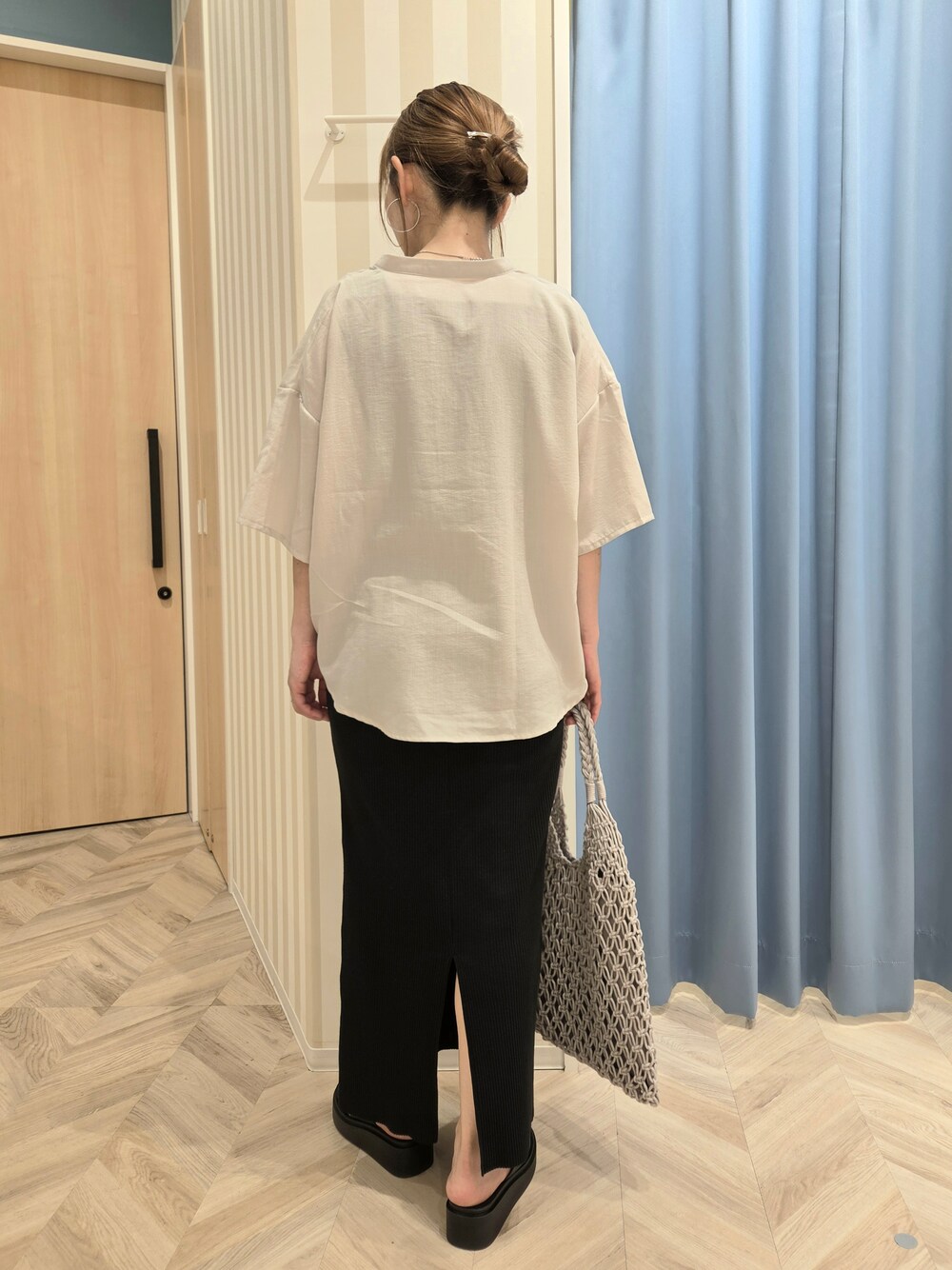 ベージュ系のシャツ/ブラウス、ブラック系のスカート、ブラック系のサンダルを着用したレディースの春コーディネートの3枚目の写真