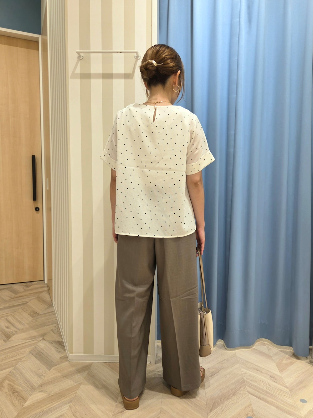 ホワイト系のシャツ/ブラウス、ブラウン系のその他パンツ、ベージュ系のサンダルを着用したレディースの夏コーディネートの5枚目の写真