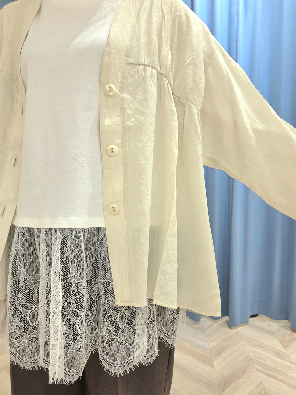 ホワイト系のカーディガン/ボレロ、ホワイト系のTシャツ/カットソー、ブラウン系のその他パンツを着用したレディースの秋コーディネートの7枚目の写真