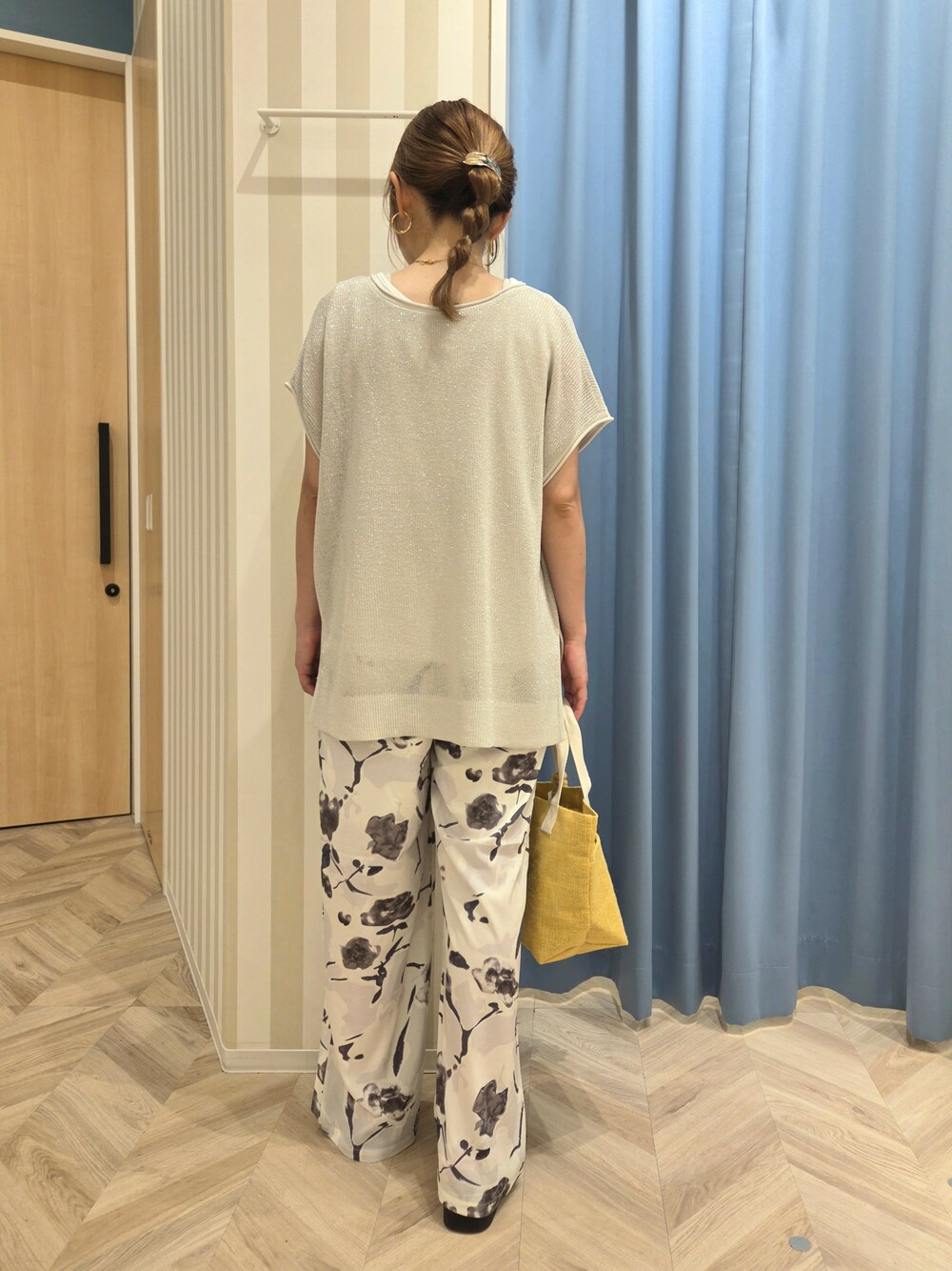 ホワイト系のその他トップス、ホワイト系のその他パンツ、ブラック系のサンダルを着用したレディースの夏コーディネートの4枚目の写真