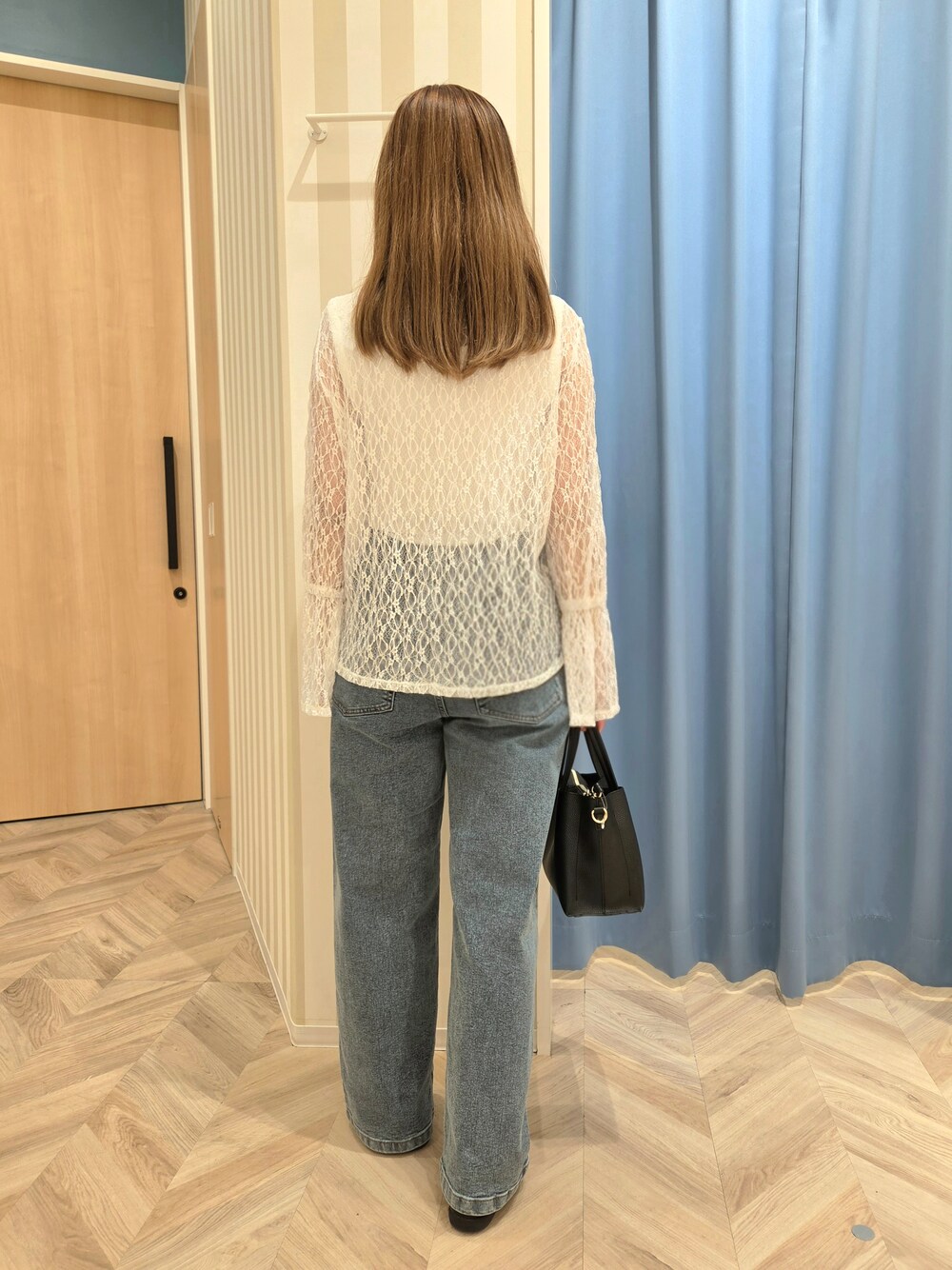 ホワイト系のTシャツ/カットソー、ホワイト系のタンクトップ、ブルー系のデニムパンツを着用したレディースの秋コーディネートの4枚目の写真