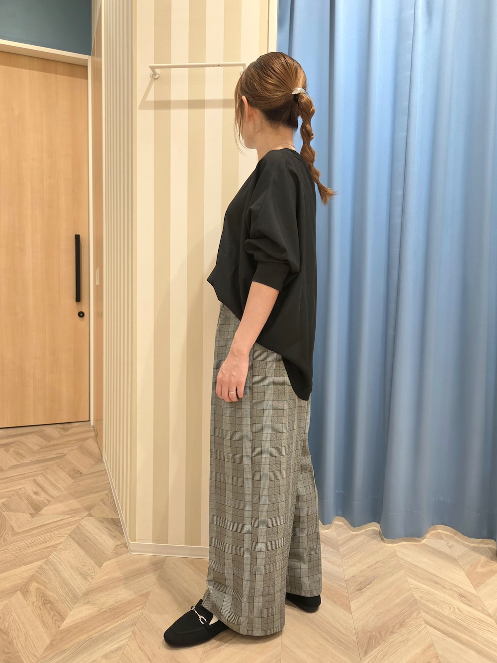 ブラック系のシャツ/ブラウス、グレー系のその他パンツ、ブラック系のその他シューズを着用したレディースの秋コーディネートの4枚目の写真