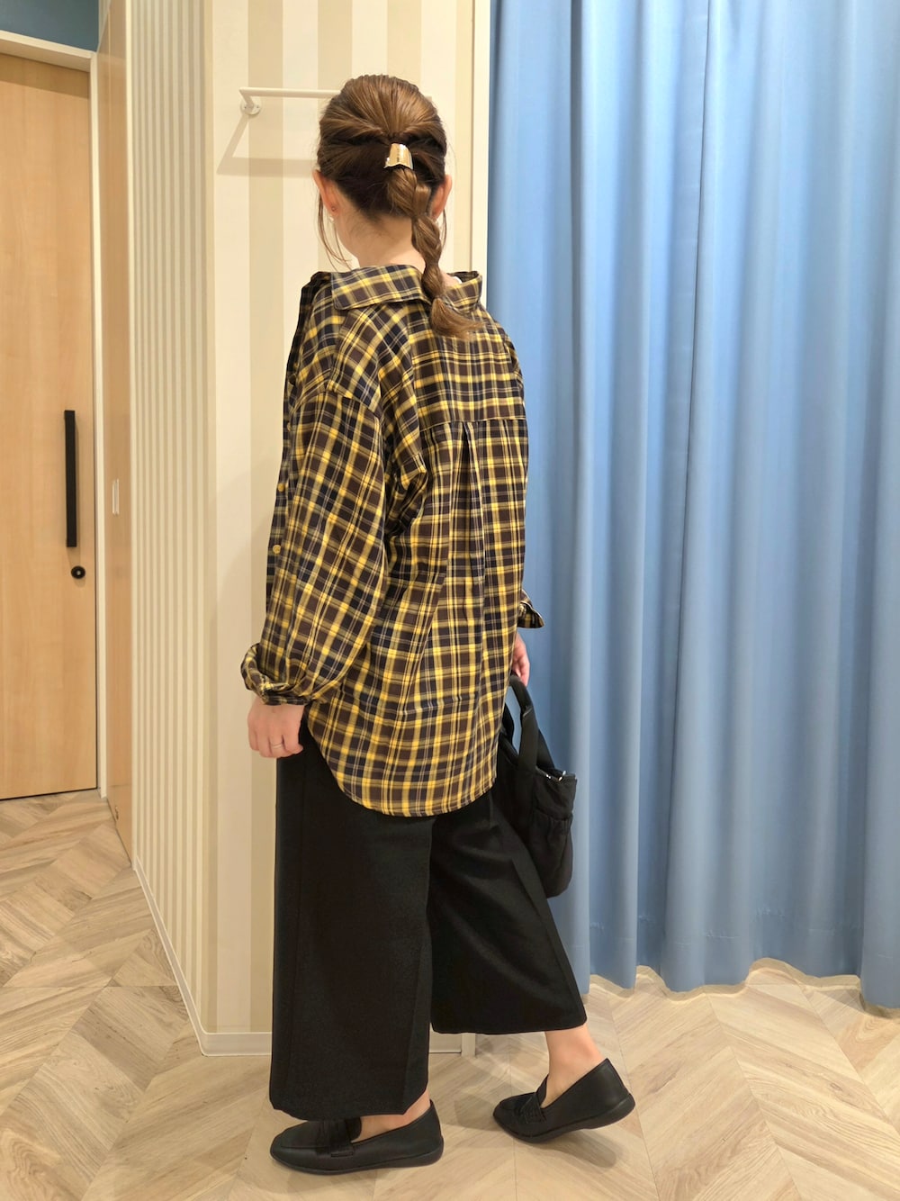 イエロー系のシャツ/ブラウス、ホワイト系のTシャツ/カットソー、ブラック系のその他パンツを着用したレディースの秋コーディネートの4枚目の写真