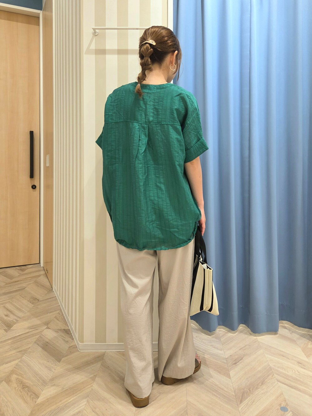 グリーン系のシャツ/ブラウス、ベージュ系のその他パンツ、ブラウン系のサンダルを着用したレディースの夏コーディネートの3枚目の写真