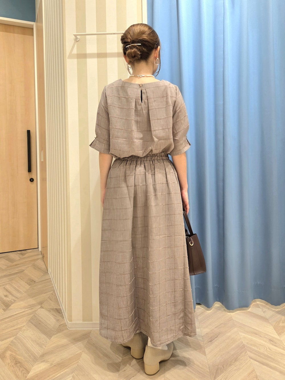 ベージュ系のシャツ/ブラウス、ベージュ系のスカート、ベージュ系のパンプスを着用したレディースの秋コーディネートの4枚目の写真