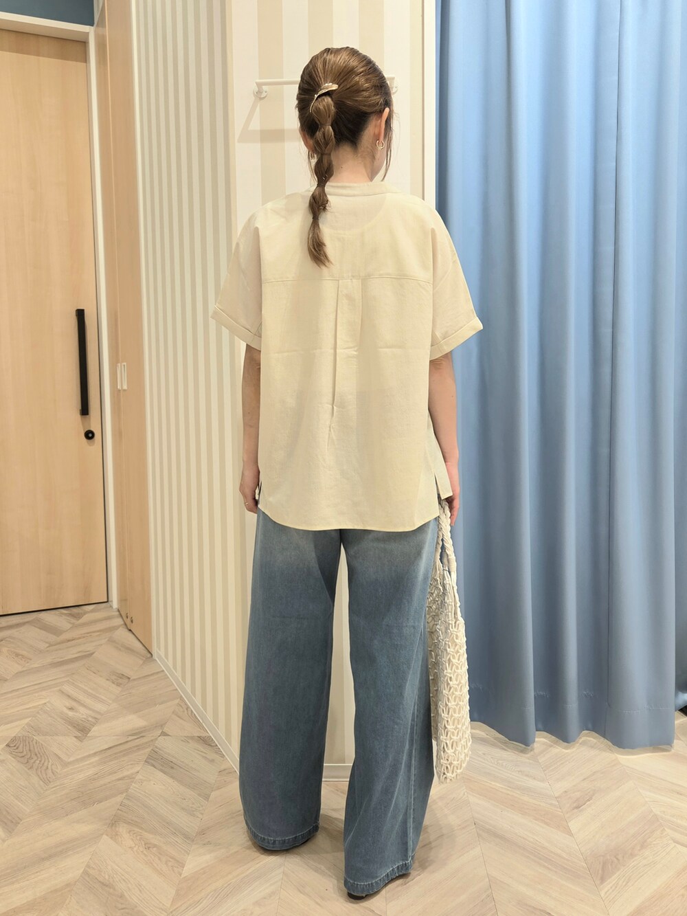 イエロー系のシャツ/ブラウス、ホワイト系のタンクトップ、ブルー系のその他パンツを着用したレディースの春コーディネートの3枚目の写真