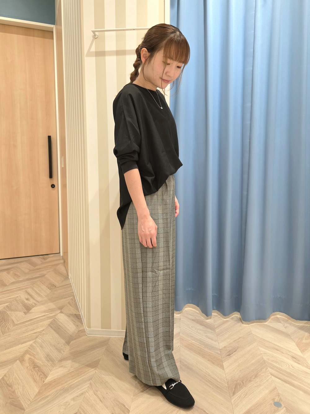 ブラック系のシャツ/ブラウス、グレー系のその他パンツ、ブラック系のその他シューズを着用したレディースの秋コーディネートの2枚目の写真