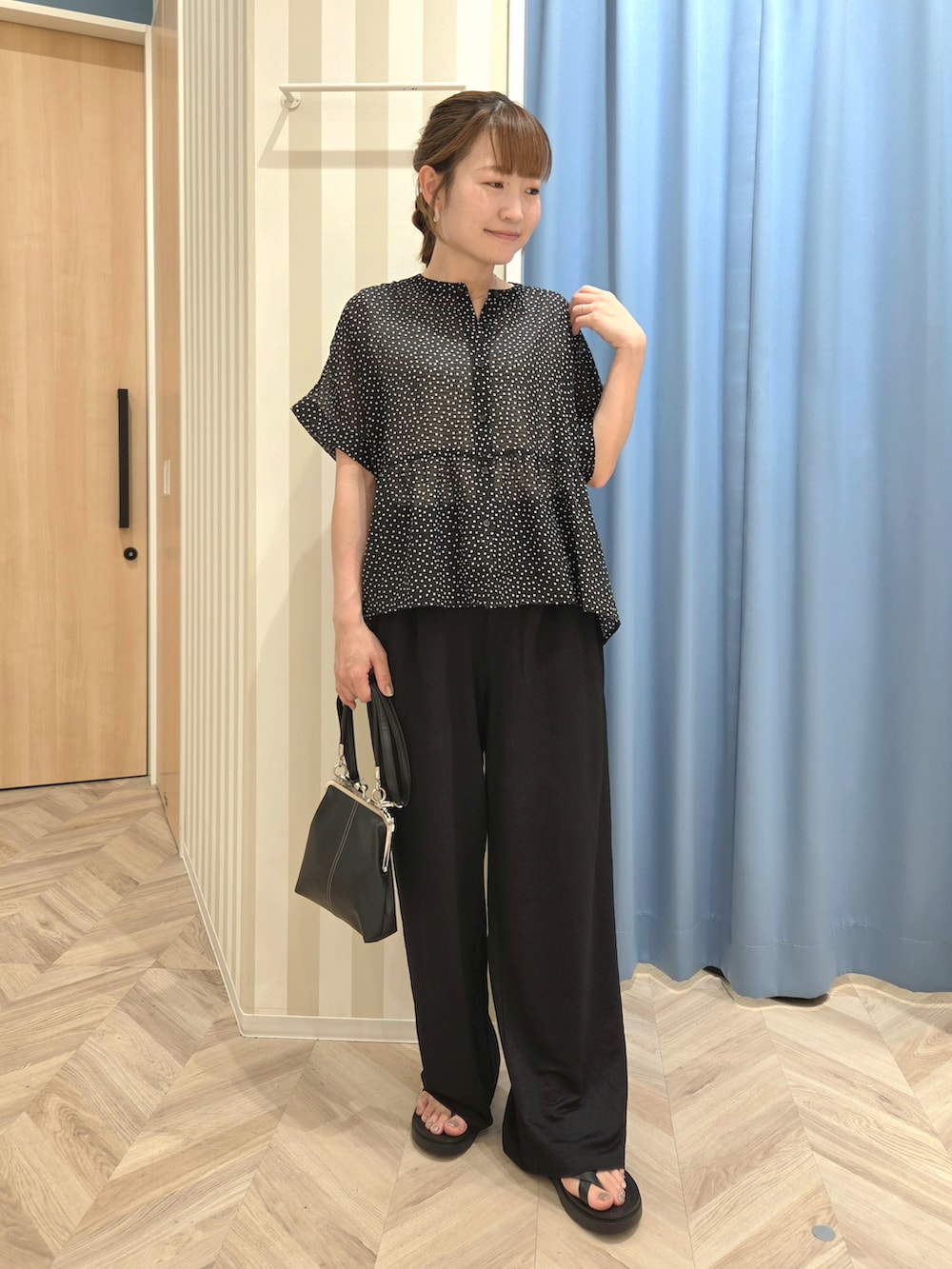 ブラック系のシャツ/ブラウス、ホワイト系のタンクトップ、ブラック系のその他パンツを着用したレディースの夏コーディネートの2枚目の写真