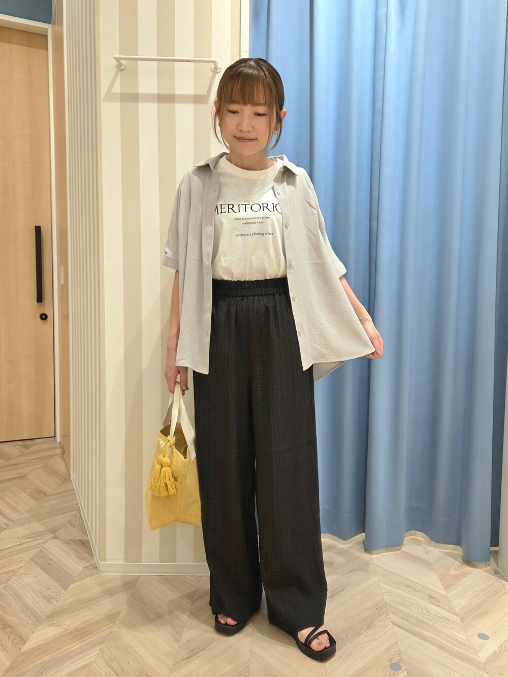 グレー系のシャツ/ブラウス、ホワイト系のTシャツ/カットソー、ブラック系のその他パンツを着用したレディースの夏コーディネートの5枚目の写真