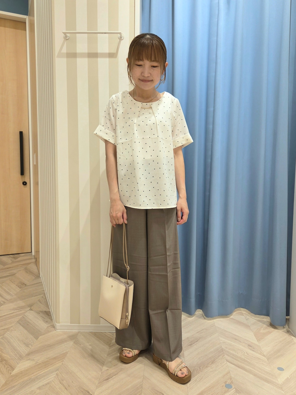 ホワイト系のシャツ/ブラウス、ブラウン系のその他パンツ、ベージュ系のサンダルを着用したレディースの夏コーディネートの2枚目の写真
