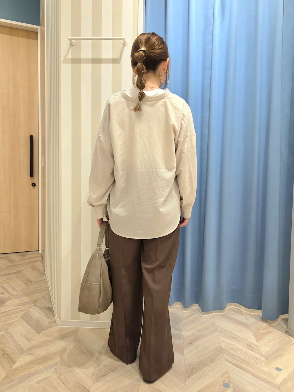 ベージュ系のシャツ/ブラウス、ホワイト系のTシャツ/カットソー、ブラウン系のその他パンツを着用したレディースの秋コーディネートの3枚目の写真