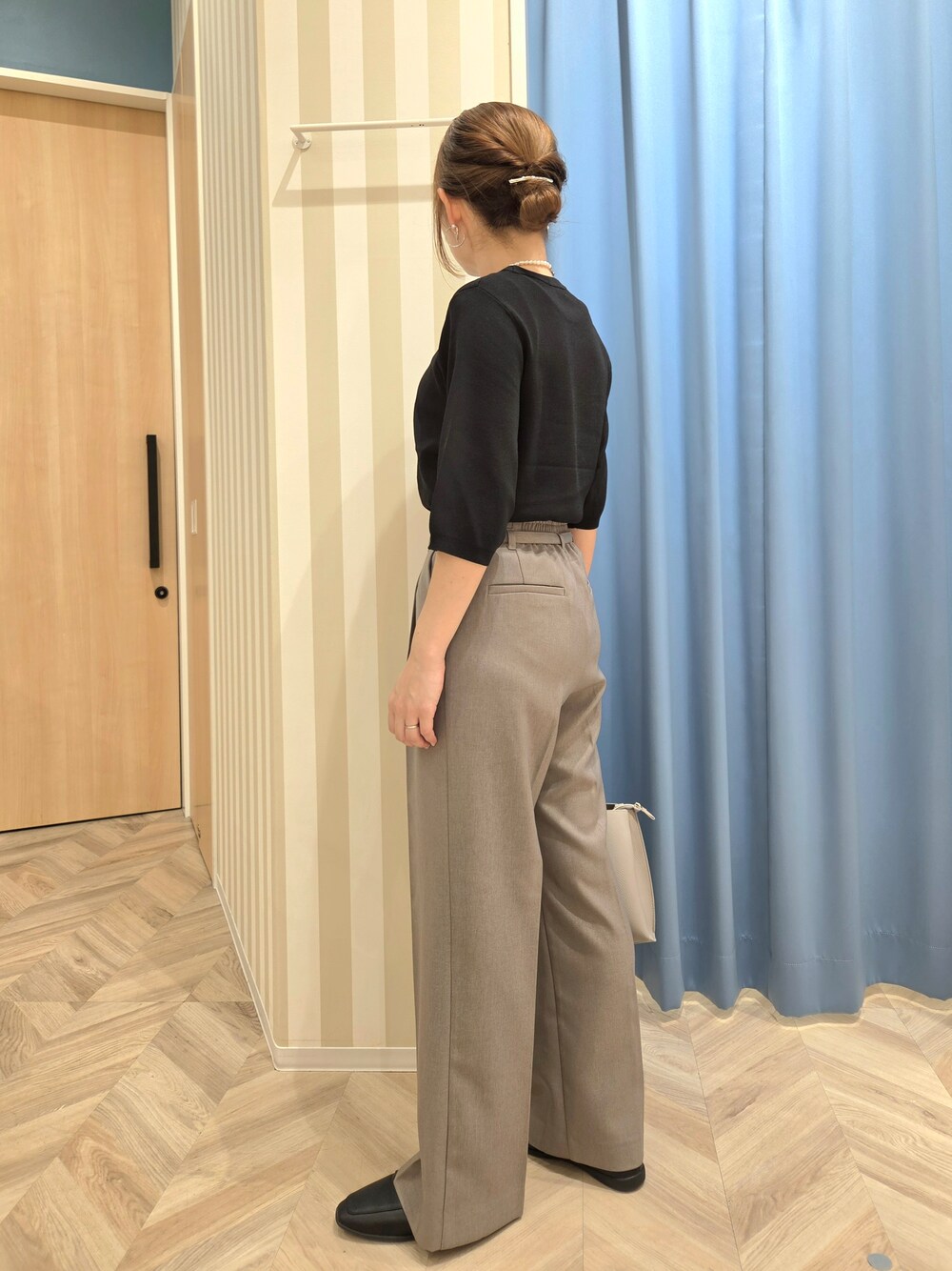 ブラック系のニット/セーター、ブラウン系のその他パンツ、ブラック系のパンプスを着用したレディースの秋コーディネートの4枚目の写真