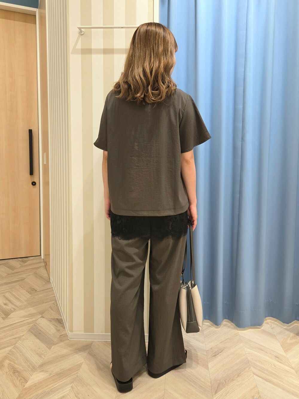 ブラウン系のシャツ/ブラウス、ブラウン系のその他パンツ、ブラック系のサンダルを着用したレディースの夏コーディネートの3枚目の写真