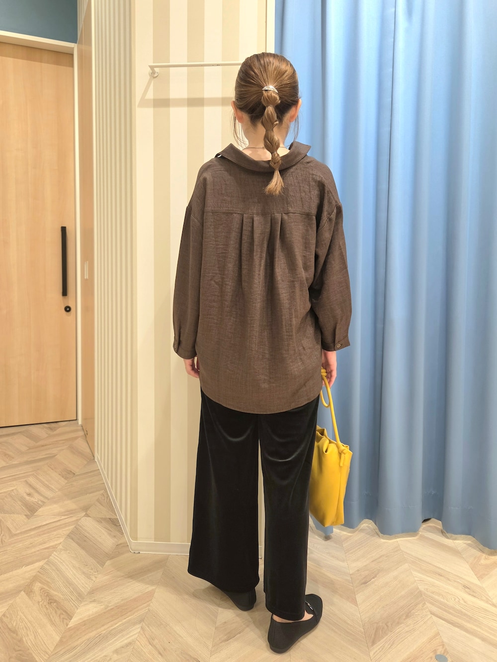 ブラウン系のシャツ/ブラウス、ブラック系のその他パンツ、ブラック系のその他シューズを着用したレディースの秋コーディネートの3枚目の写真