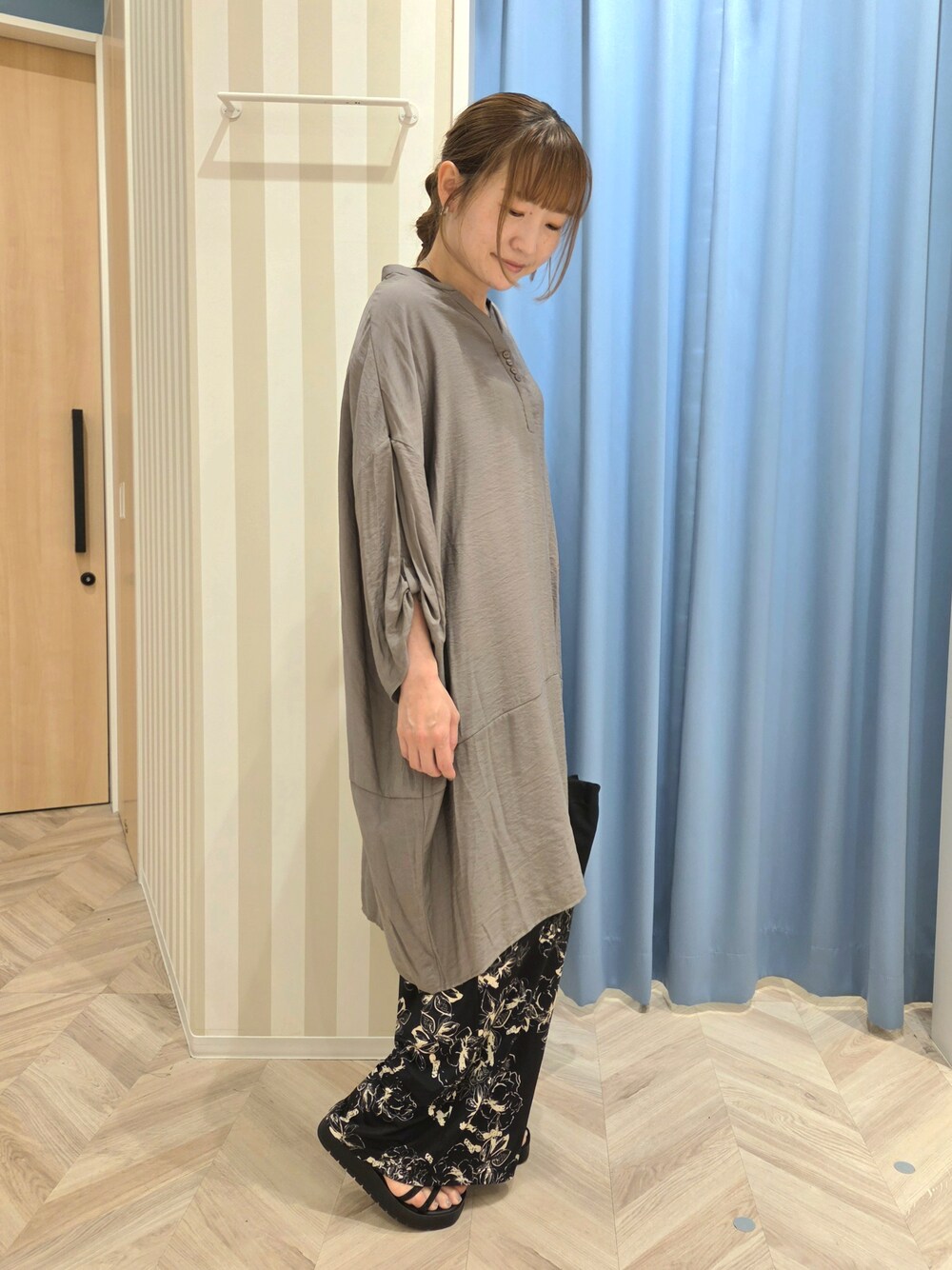 ブラウン系のワンピース、ブラック系のその他パンツ、ブラック系のサンダルを着用したレディースの夏コーディネートの2枚目の写真