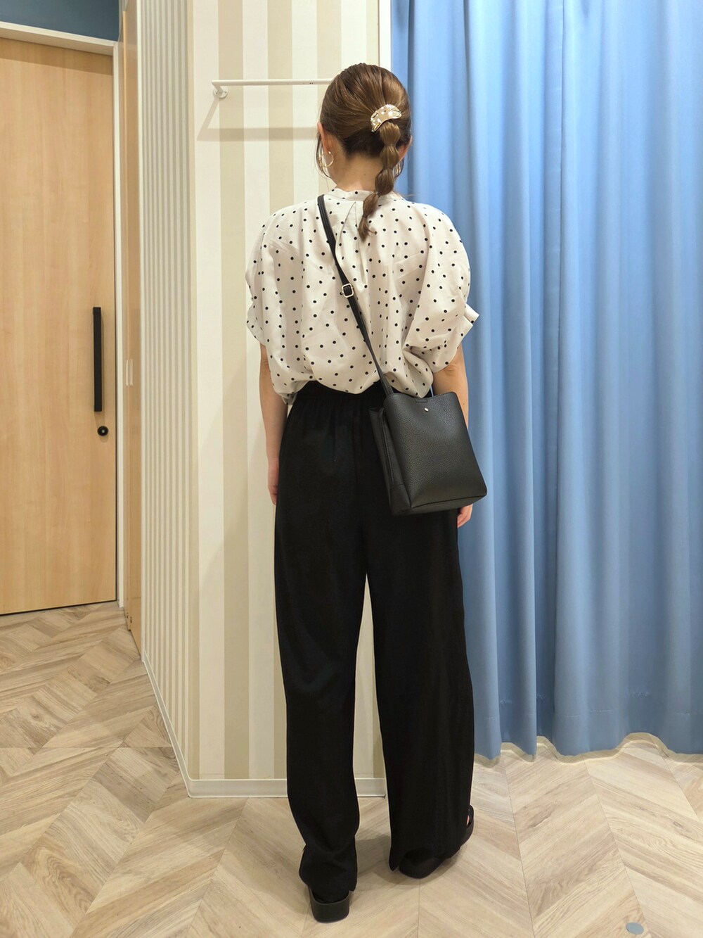 ベージュ系のシャツ/ブラウス、ブラック系のその他パンツ、ブラック系のサンダルを着用したレディースの夏コーディネートの3枚目の写真