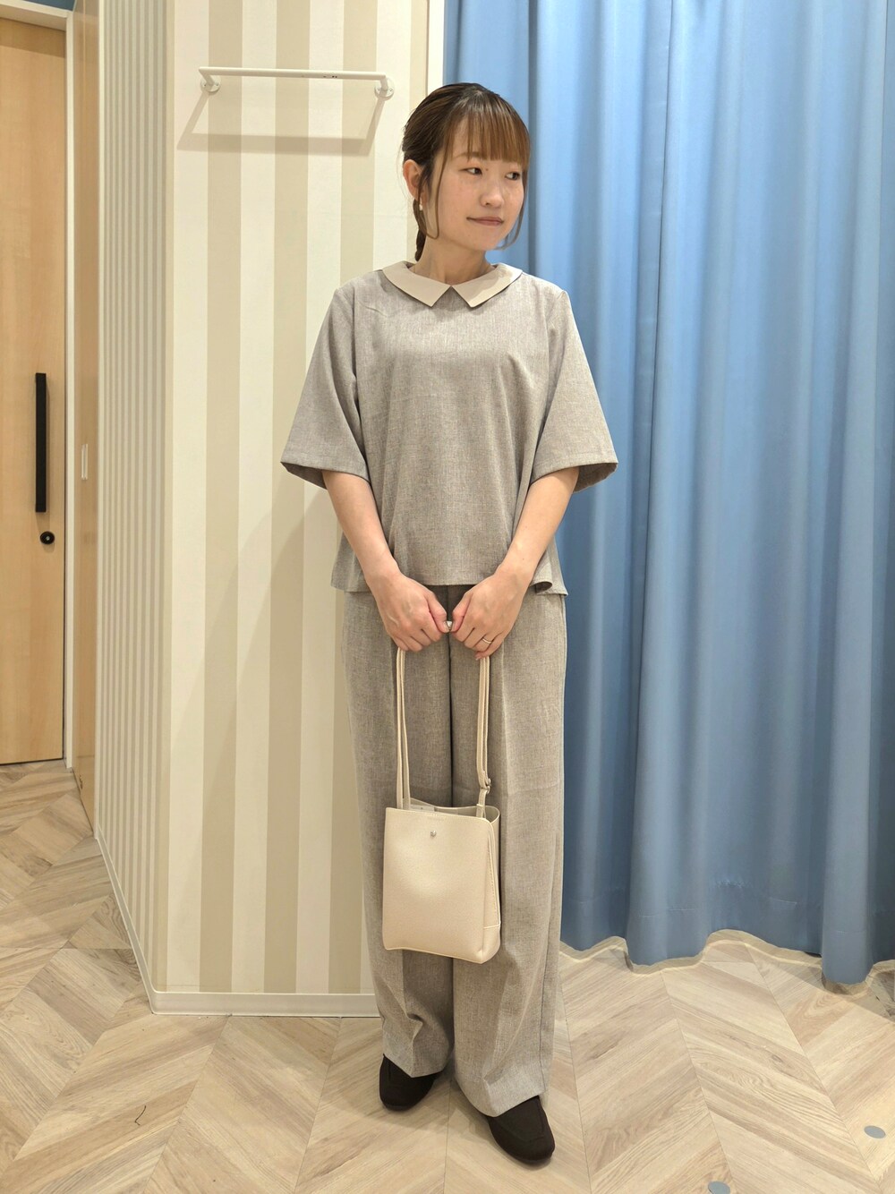 ブラウン系のシャツ/ブラウス、ブラウン系のその他パンツ、ブラウン系のその他シューズを着用したレディースの夏コーディネートの2枚目の写真