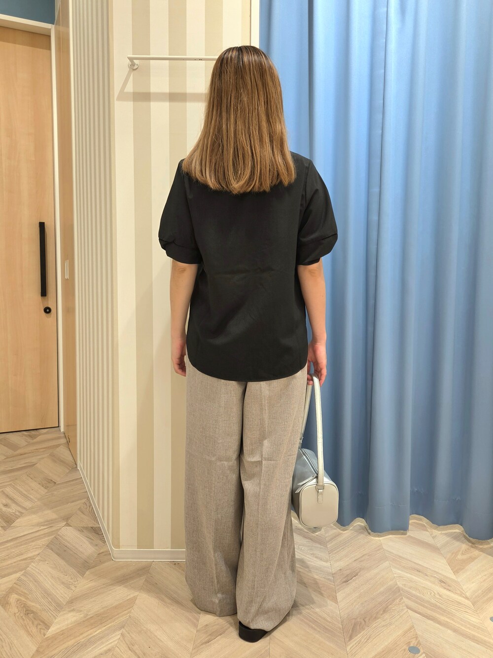 ブラック系のシャツ/ブラウス、ブラウン系のその他パンツ、シルバー系のショルダーバッグを着用したレディースの夏コーディネートの4枚目の写真
