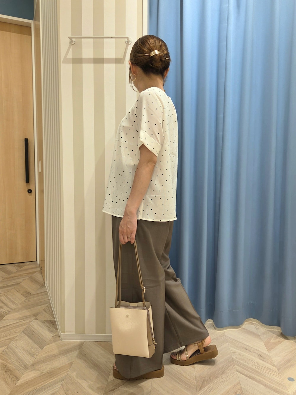ホワイト系のシャツ/ブラウス、ブラウン系のその他パンツ、ベージュ系のサンダルを着用したレディースの夏コーディネートの4枚目の写真