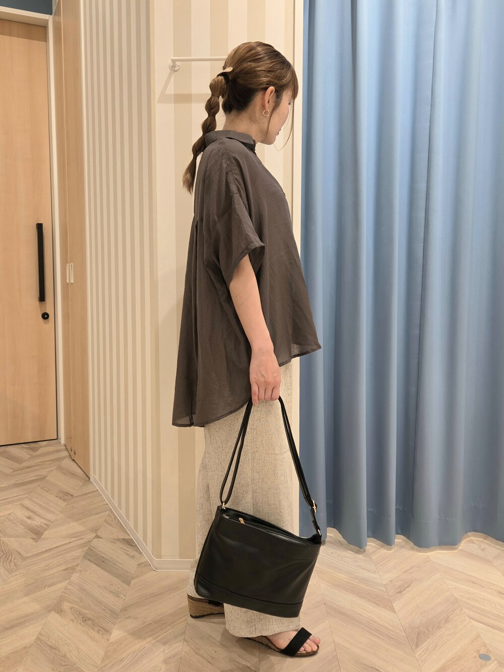 グレー系のシャツ/ブラウス、ホワイト系のタンクトップ、ホワイト系のその他パンツを着用したレディースの春コーディネートの2枚目の写真
