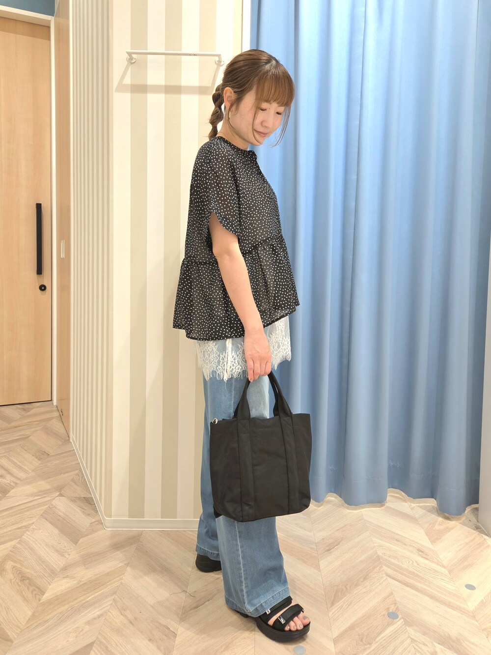 ブラック系のシャツ/ブラウス、ホワイト系のタンクトップ、ブルー系のその他パンツを着用したレディースの夏コーディネートの3枚目の写真