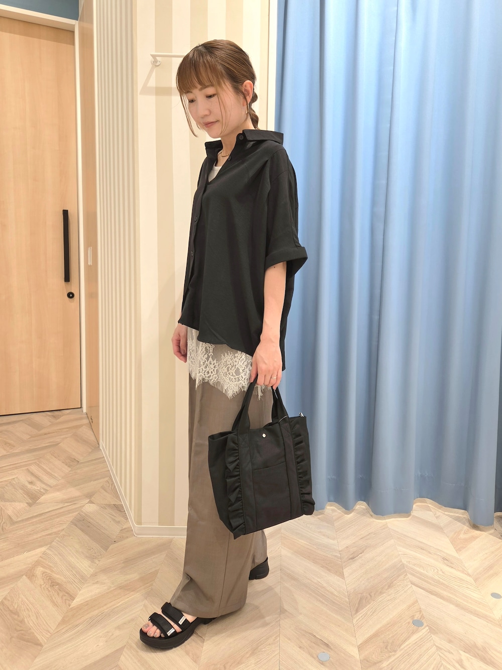 ブラック系のシャツ/ブラウス、ホワイト系のタンクトップ、ブラウン系のその他パンツを着用したレディースの夏コーディネートの4枚目の写真