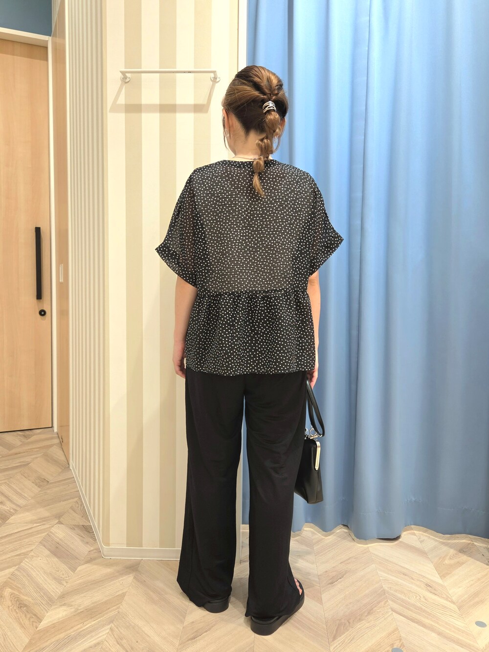 ブラック系のシャツ/ブラウス、ホワイト系のタンクトップ、ブラック系のその他パンツを着用したレディースの夏コーディネートの5枚目の写真