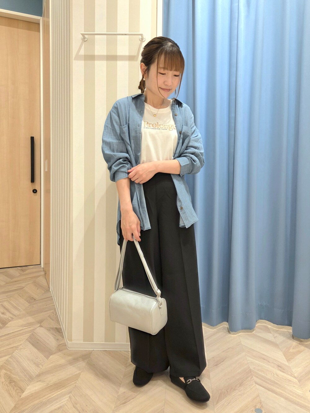 ブルー系のシャツ/ブラウス、ホワイト系のTシャツ/カットソー、ブラック系のその他パンツを着用したレディースの夏コーディネートの2枚目の写真