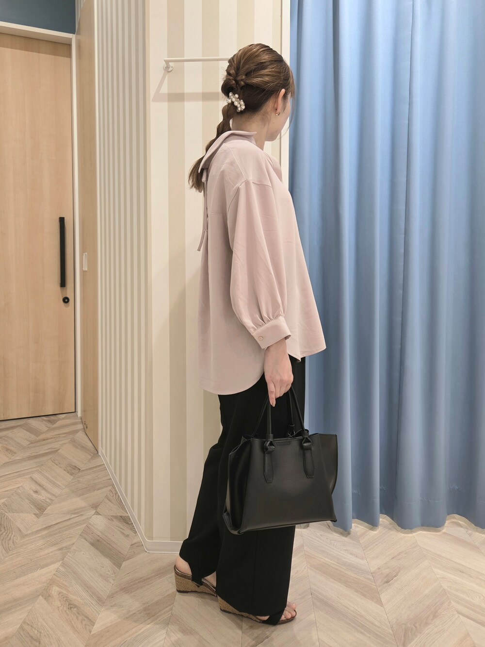 ピンク系のシャツ/ブラウス、ブラック系のその他パンツ、ブラック系のサンダルを着用したレディースの春コーディネートの2枚目の写真