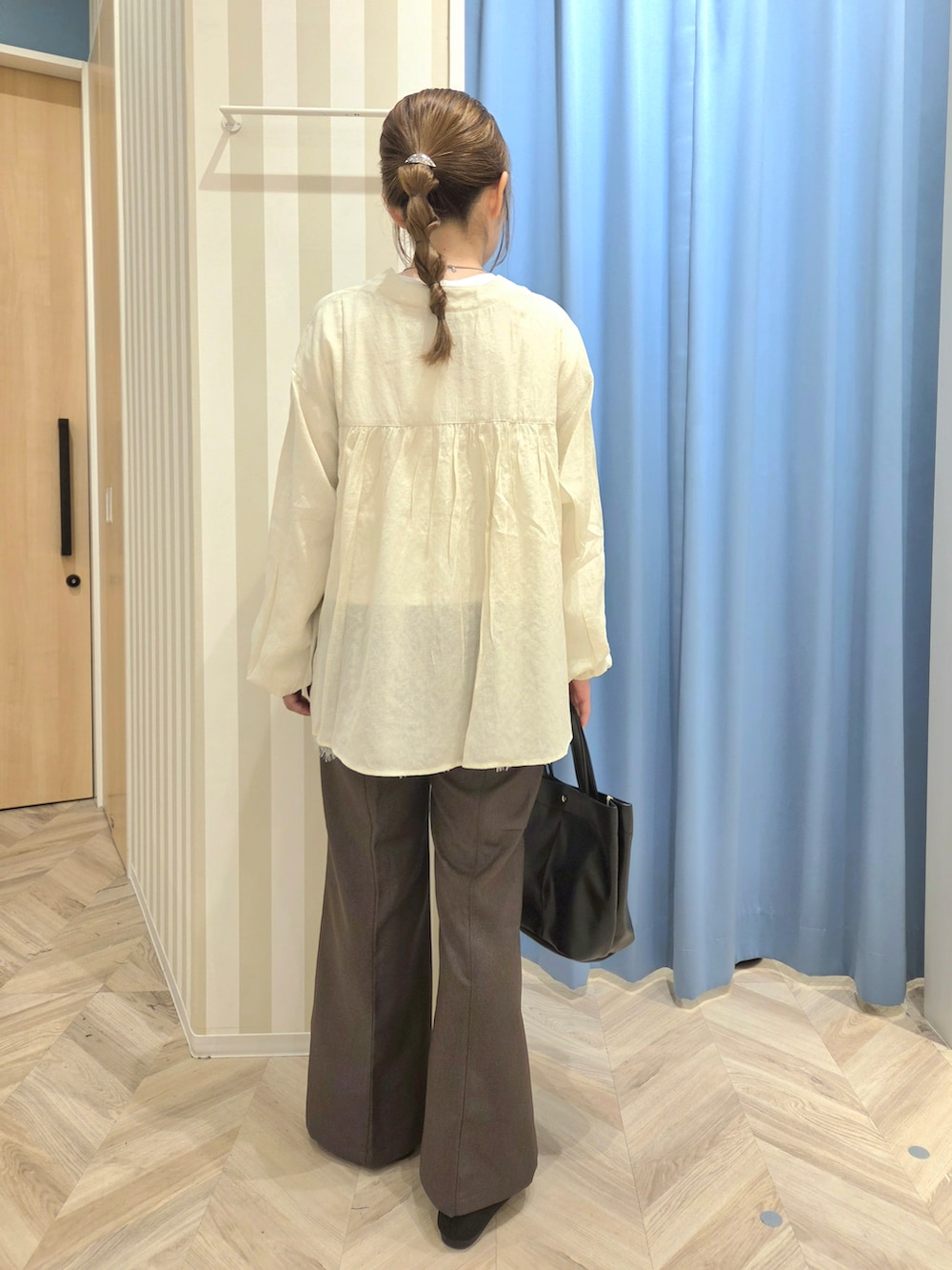 ホワイト系のカーディガン/ボレロ、ホワイト系のTシャツ/カットソー、ブラウン系のその他パンツを着用したレディースの秋コーディネートの3枚目の写真