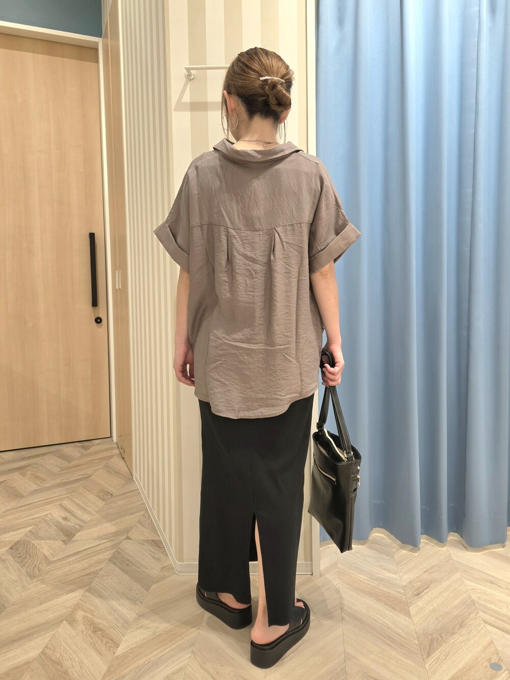ブラウン系のシャツ/ブラウス、ブラック系のスカート、ブラック系のサンダルを着用したレディースの春コーディネートの3枚目の写真